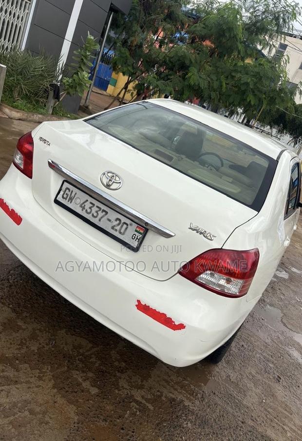 Toyota Yaris Base Sedan 4dr 2011 White