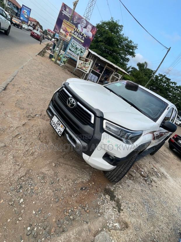 Toyota Hilux 2023 White