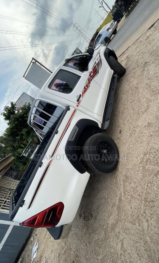 Toyota Hilux 2023 White