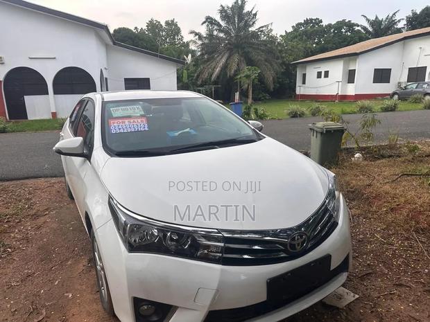 Toyota Corolla LE (1.8L 4cyl 2A) 2018 White