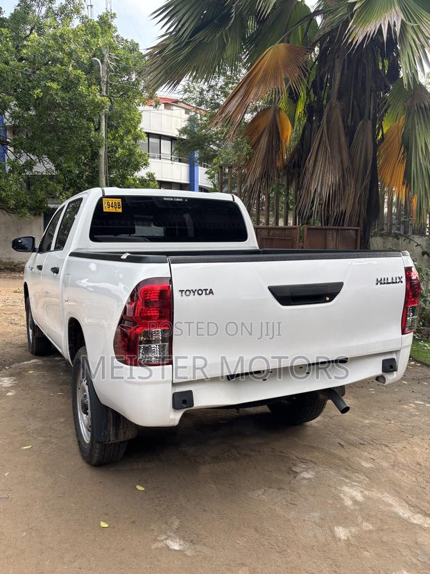 New Toyota Hilux 2025 White