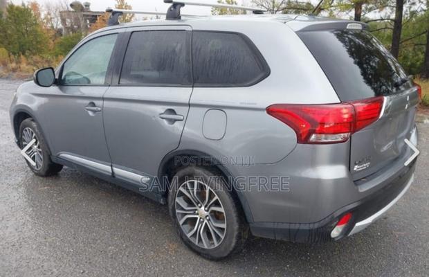 Mitsubishi Outlander ES 4dr SUV (2.4L 4cyl CVT) 2015 Silver