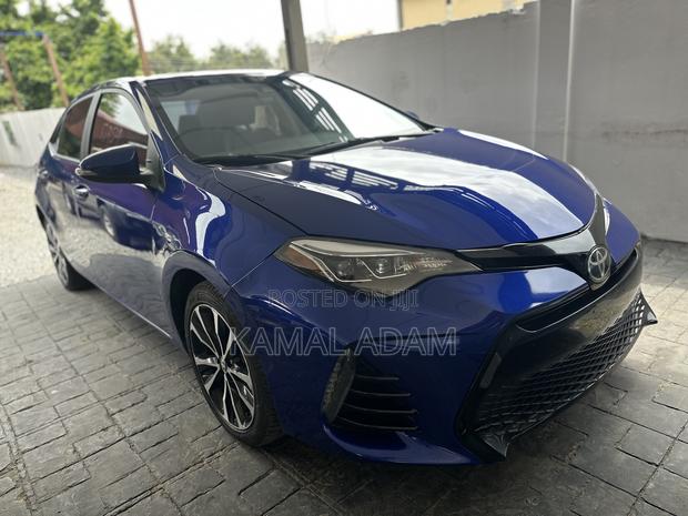 Toyota Corolla SE (1.8L 4cyl 6M) 2018 Blue