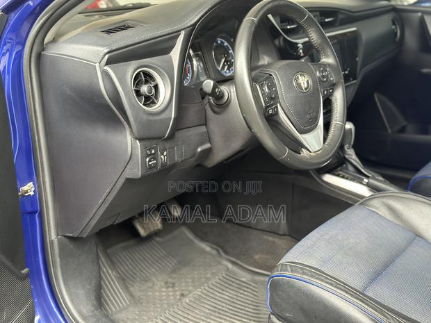 Toyota Corolla SE (1.8L 4cyl 6M) 2018 Blue