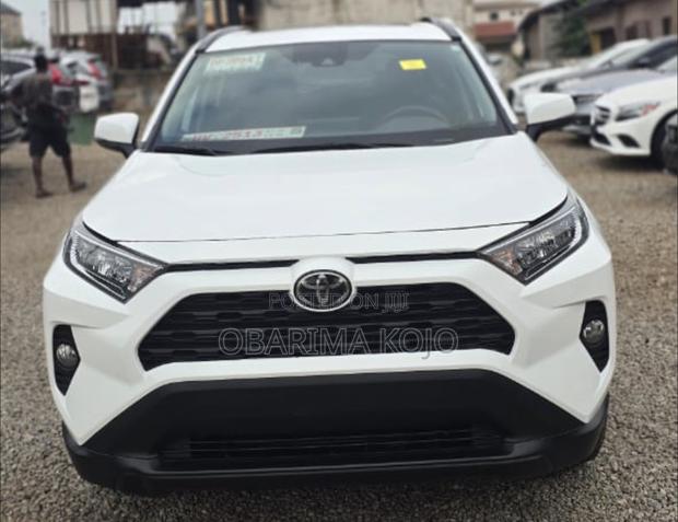Toyota RAV4 XLE 2022 Off white