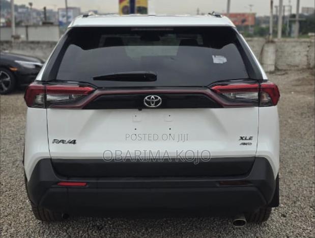 Toyota RAV4 XLE 2022 Off white