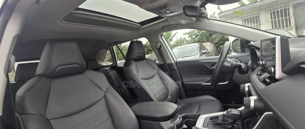 Toyota RAV4 XLE 2022 Off white