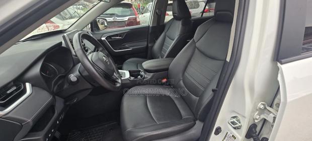 Toyota RAV4 XLE 2022 Off white