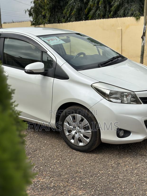 Toyota Vitz 1.3 FWD 5dr 2011 Pearl
