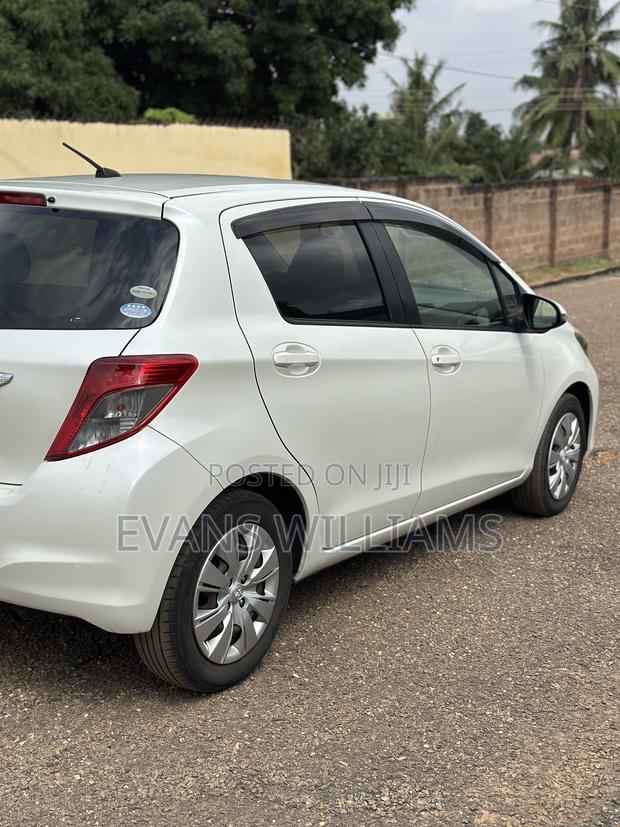Toyota Vitz 1.3 FWD 5dr 2011 Pearl