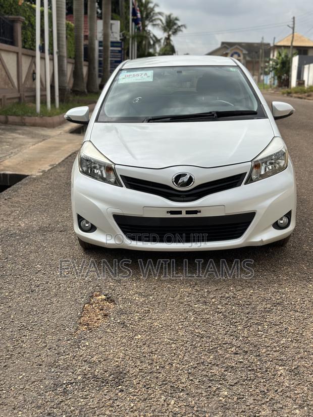 Toyota Vitz 1.3 FWD 5dr 2011 Pearl
