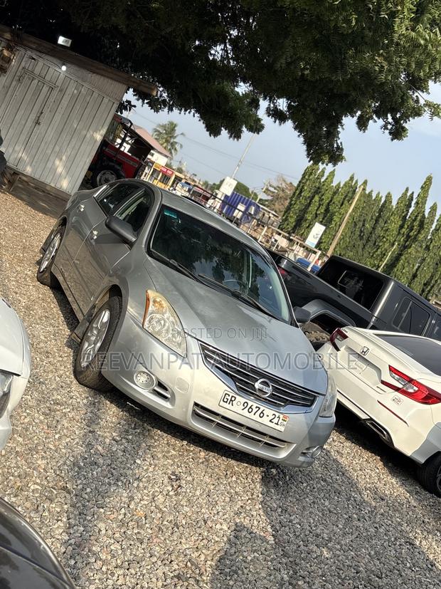 Nissan Altima 2012 Silver