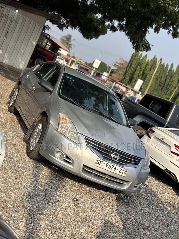 Nissan Altima 2012 Silver