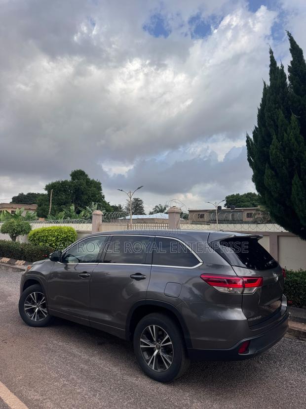 Toyota Highlander LE 4x2 (2.7L 4cyl 6A) 2018 Gray