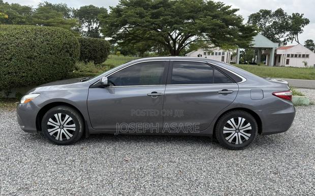 Toyota Camry LE 4dr Sedan (2.5L 4cyl 6A) 2016