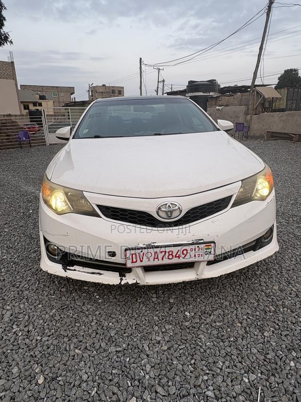 Toyota Camry SE 4dr Sedan (2.5L 4cyl 6A) 2014 White