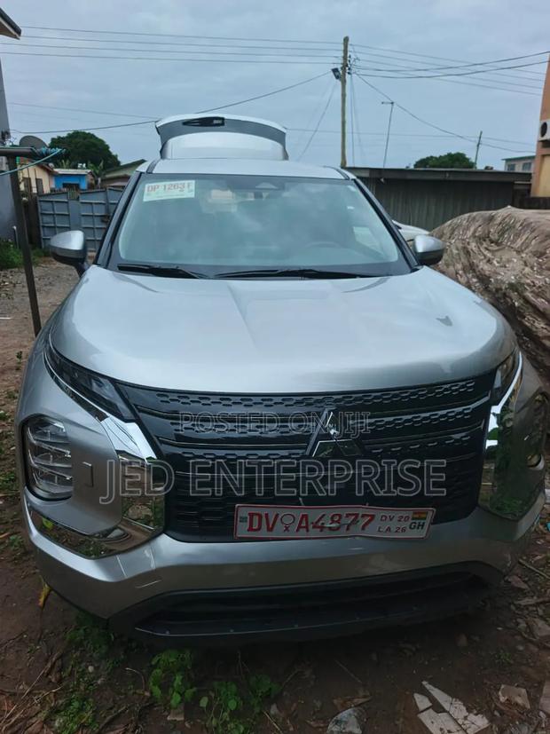 Mitsubishi Outlander 2024 Silver