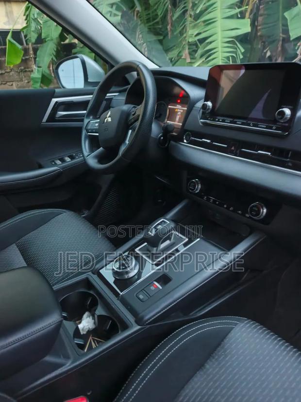 Mitsubishi Outlander 2024 Silver
