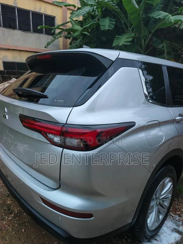 Mitsubishi Outlander 2024 Silver