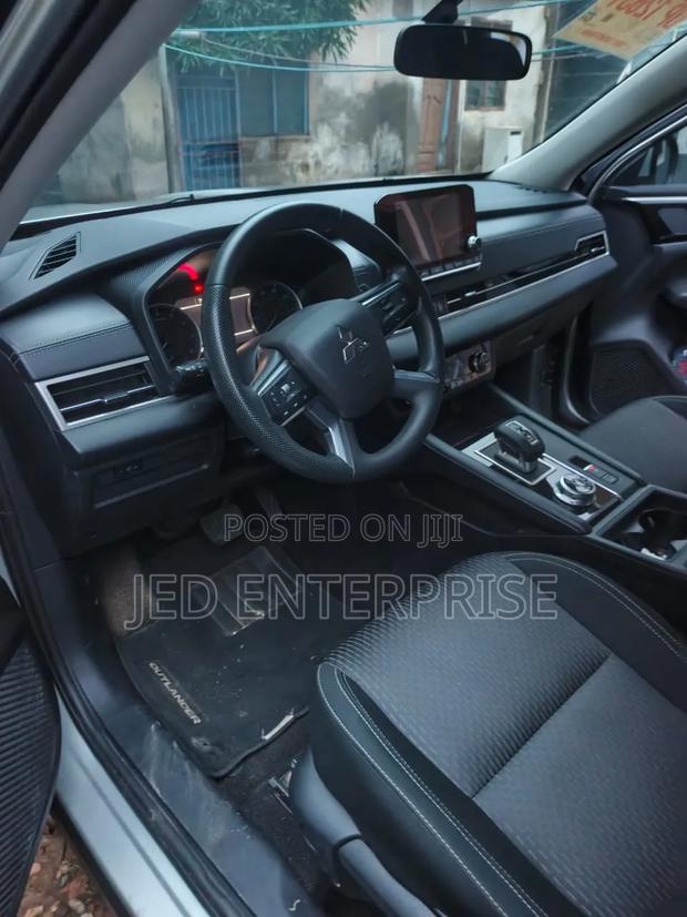 Mitsubishi Outlander 2024 Silver