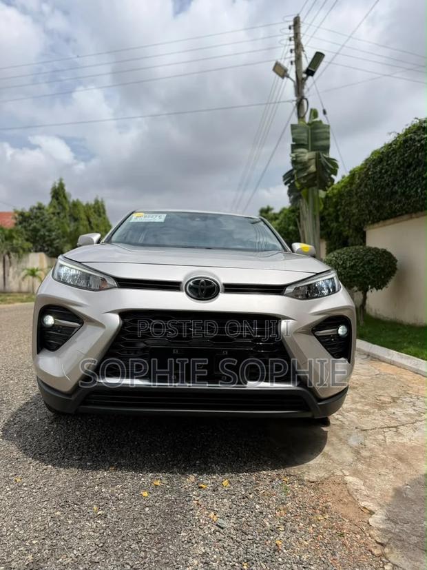Toyota RAV4 XLE 2021 Gold