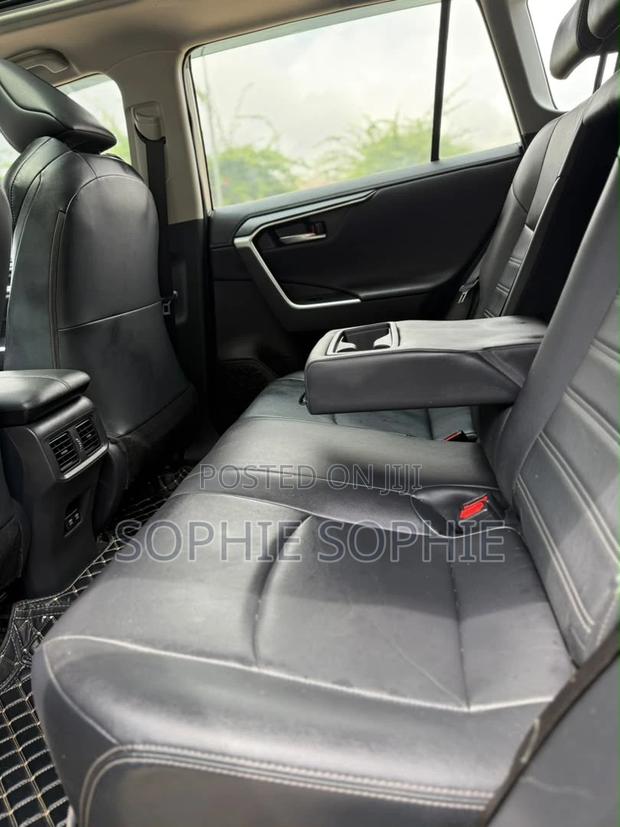 Toyota RAV4 XLE 2021 Gold