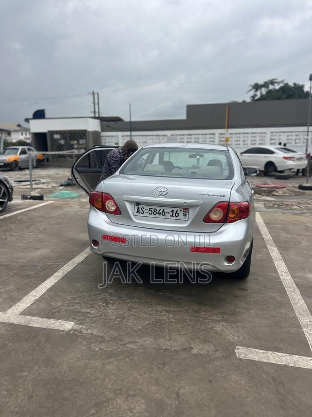 Toyota Corolla LE 4dr Sedan (1.8L 4cyl 4A) 2011 Gray
