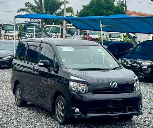 Toyota Voxy 2010 Black