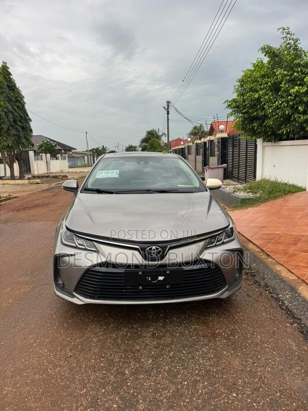 Toyota Corolla SE 2023 Gold