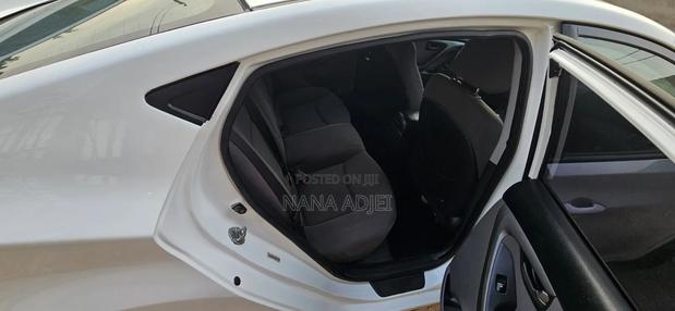 Hyundai Elantra Limited Sedan FWD (1.8L 4cyl 6A) 2016 White