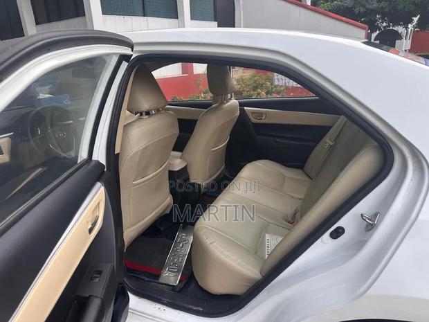Toyota Corolla LE (1.8L 4cyl 2A) 2018 White