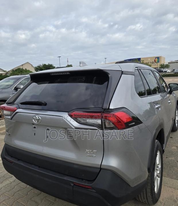 Toyota RAV4 XLE 2021