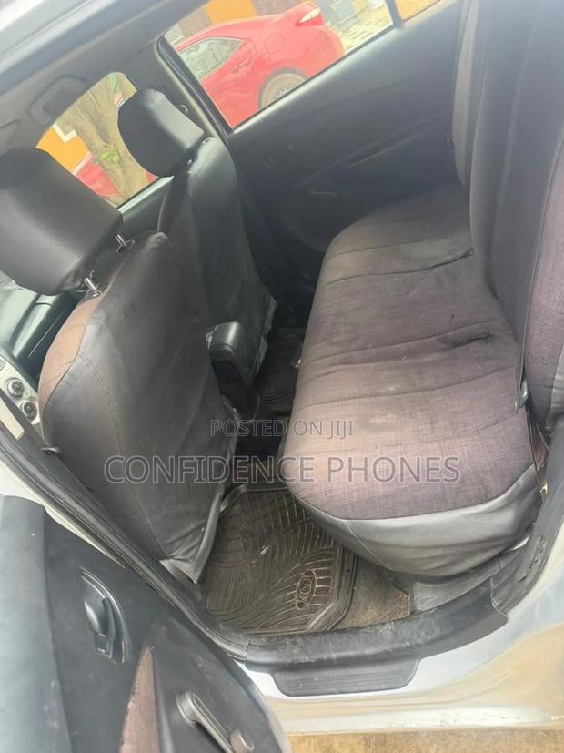 Toyota Yaris Base Sedan 4dr 2010 Silver