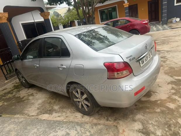 Toyota Yaris Base Sedan 4dr 2010 Silver