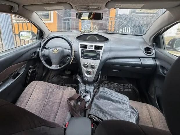 Toyota Yaris Base Sedan 4dr 2010 Silver