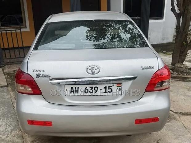 Toyota Yaris Base Sedan 4dr 2010 Silver