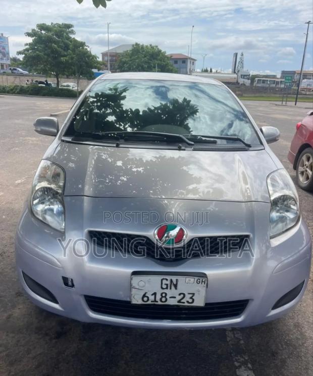 Toyota Vitz 2010 Silver