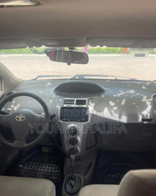 Toyota Vitz 2010 Silver