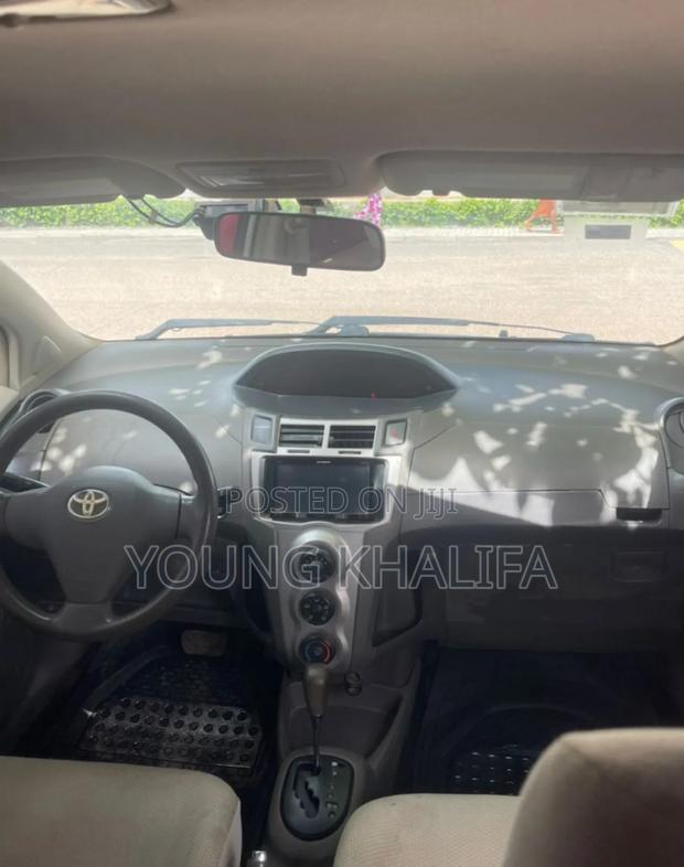 Toyota Vitz 2010 Silver