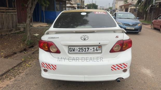 Toyota Corolla Base 4dr Sedan (1.8L 4cyl 5M) 2010 White