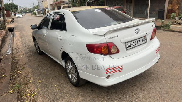 Toyota Corolla Base 4dr Sedan (1.8L 4cyl 5M) 2010 White