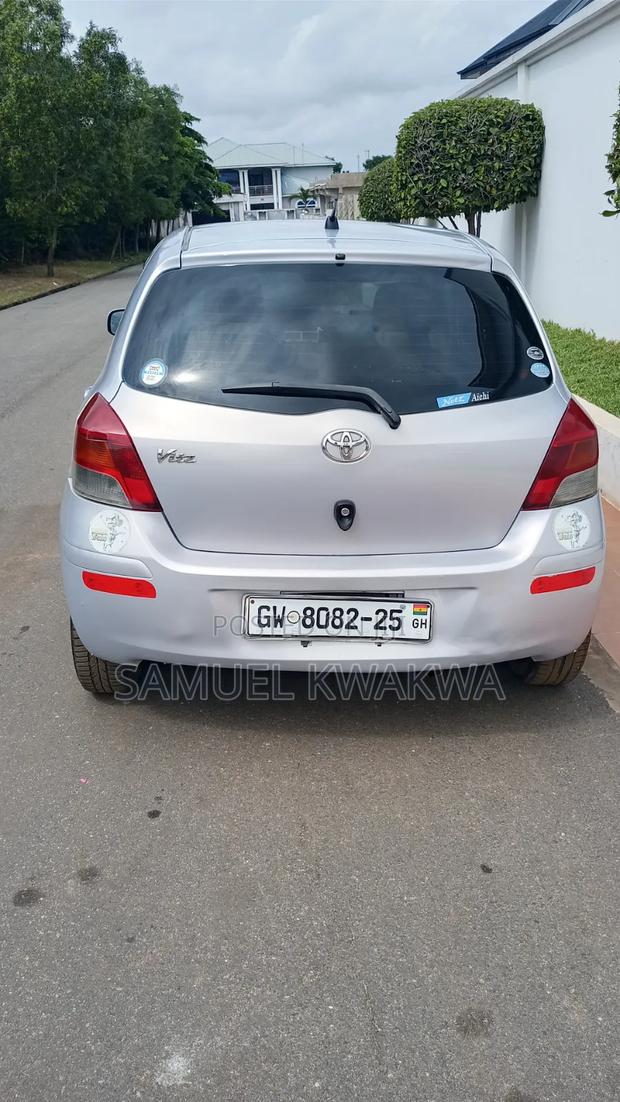 Toyota Vitz 2010 Silver