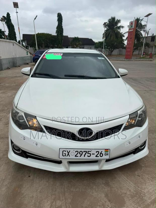 Toyota Camry SE 4dr Sedan (2.5L 4cyl 6A) 2014 White