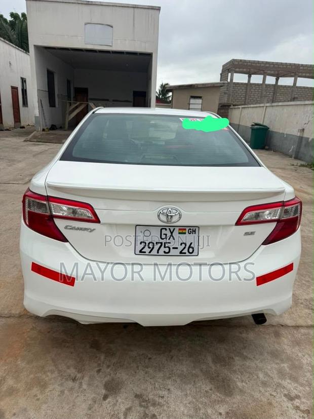 Toyota Camry SE 4dr Sedan (2.5L 4cyl 6A) 2014 White