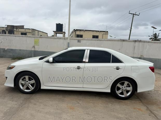 Toyota Camry SE 4dr Sedan (2.5L 4cyl 6A) 2014 White