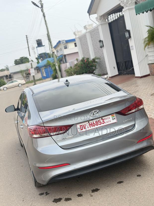Hyundai Elantra Limited Sedan FWD (2.0L 4cyl 6A) 2017 Gray