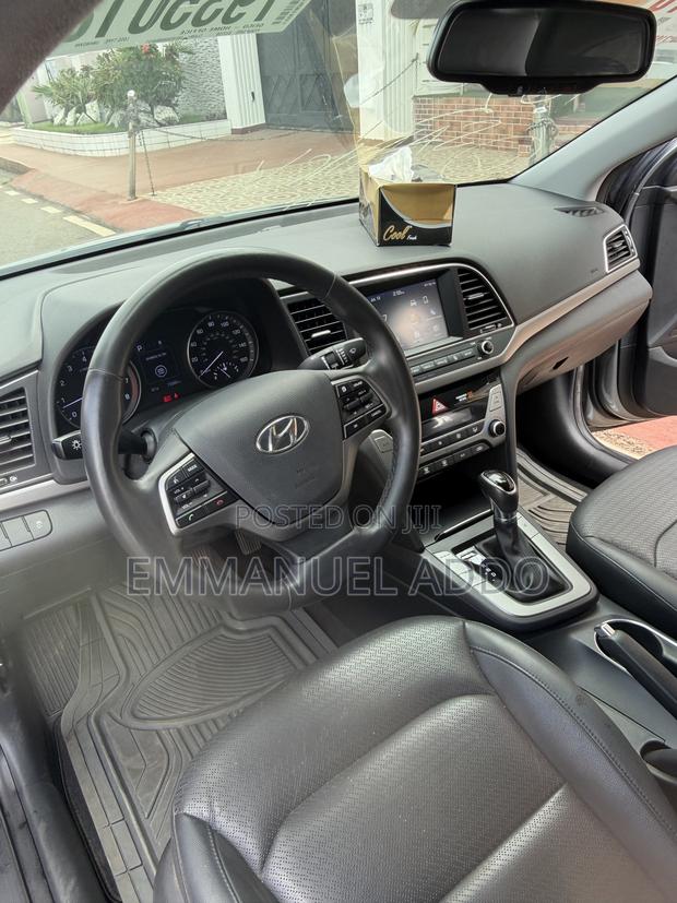 Hyundai Elantra Limited Sedan FWD (2.0L 4cyl 6A) 2017 Gray