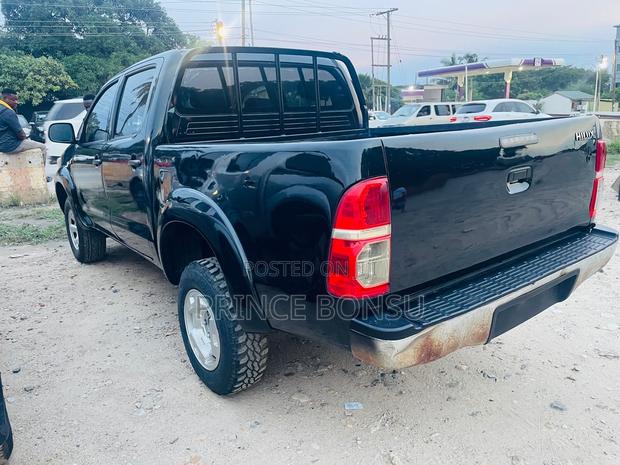 Toyota Hilux 2013 Black