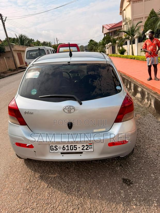 Toyota Vitz 1.3 FWD 5dr 2010 Silver