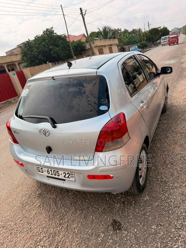 Toyota Vitz 1.3 FWD 5dr 2010 Silver
